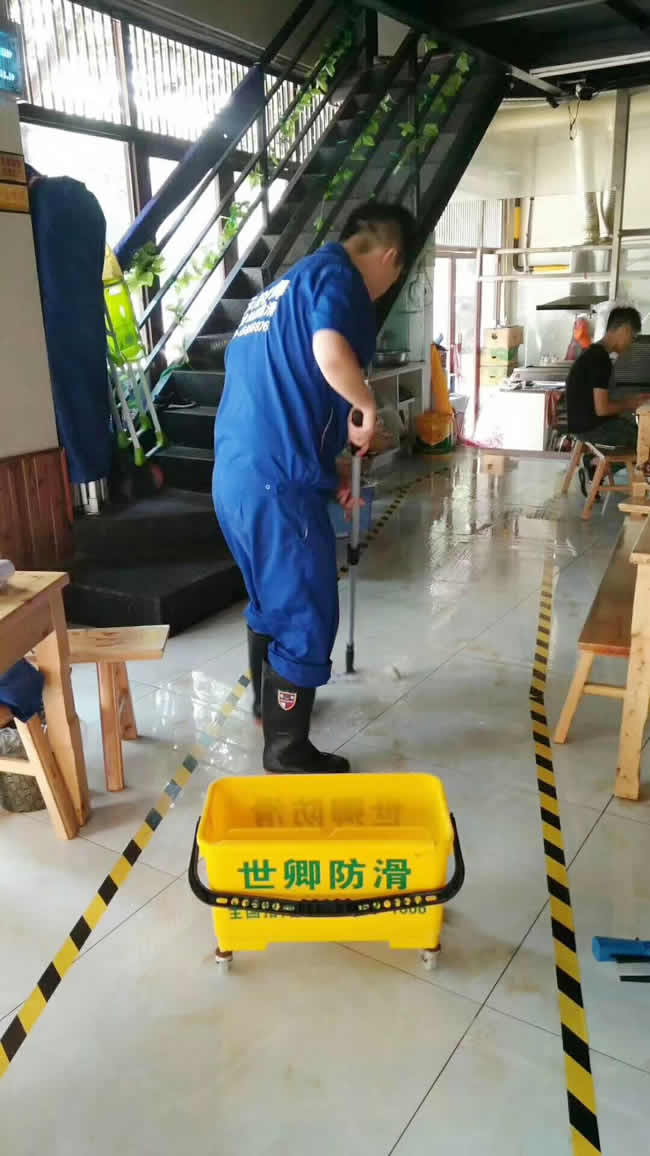 重慶市云陽縣七公江湖燒烤餐廳地面防滑處理工程